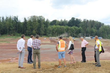  Vertreter der Stadtverwaltung um Oberb&uuml;rgermeister Kling sowie Vertreter der Verbandsgemeinden und der Baufirma